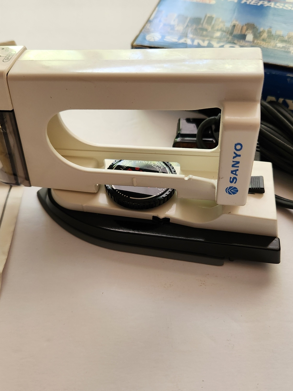 Sanyo NIB Small Tourist Traveling Iron with Spray A201N Vintage 120 to 240 V